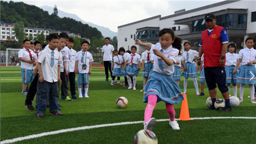  篮球公益行动开展，山区孩子收获梦想球鞋