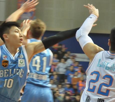  上海男篮外援发威，客场力克北京首钢队