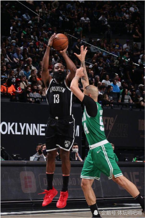  球迷助威声震天，主场氛围助力球队