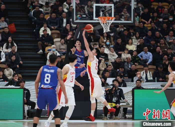  男篮亚洲杯预选赛，中国队完胜伊朗