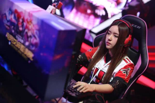  电竞少女崭露头角，精准预判助队翻盘  